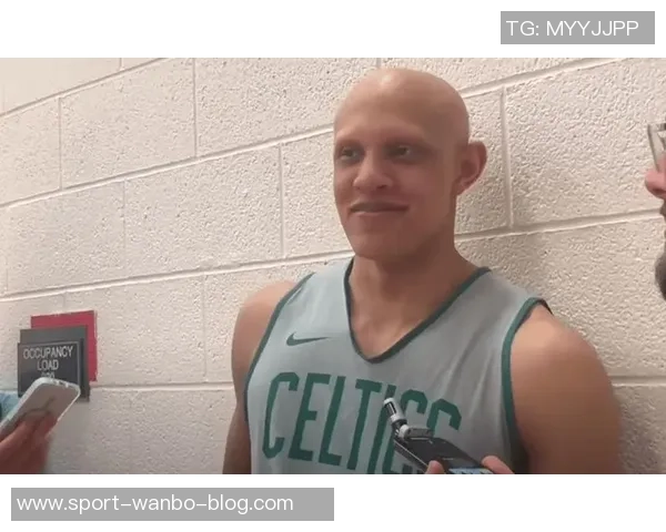 马刺队哈珀脚踝受伤佩戴保护靴拄拐杖离开球馆希望早日康复